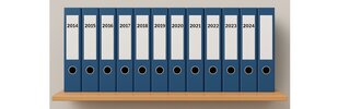 Auf einem Regal stehen ordentlich nebeneinander zehn blaue Ordner, beschriftet mit den Jahren von 2014 bis 2024.